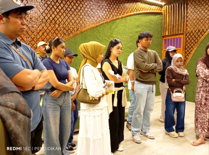 Tampak wisatawan antusias mendengarkan edukasi dari tutor mengenai budi daya jamur tiram. 