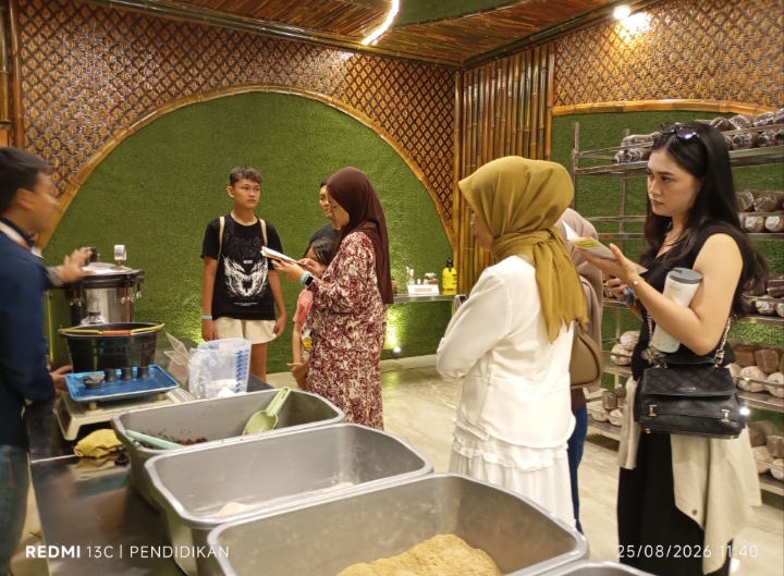 Tampak edukator memberikan keterangan kepada wisatawan perihal Jamur. 