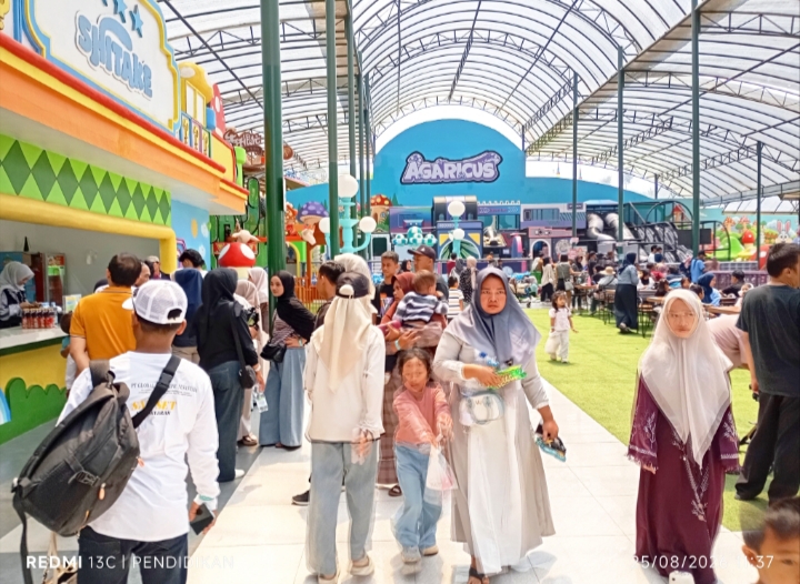 Tampak pengunjung ramai memadati area Food Mikutopia. 