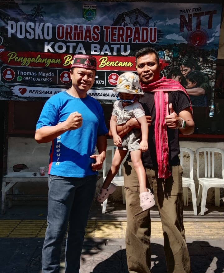 Tampak dari depan sebelah kiri berbaju warna biru, ketika bersama pendeta. 