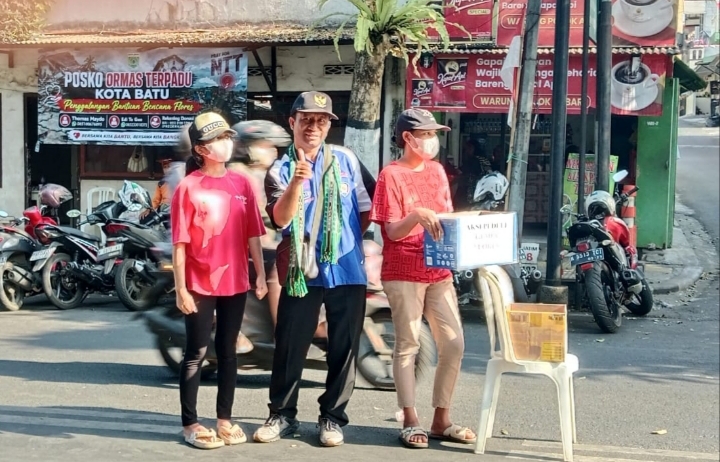 Tampak Ketua Flobamora bersama anggota Ormas yang lainya ketika penggalangan dana didepan posko. 