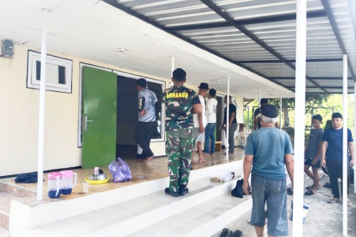 Tampak warga masyarakat beserta TNI antusias renovasi mushola. 