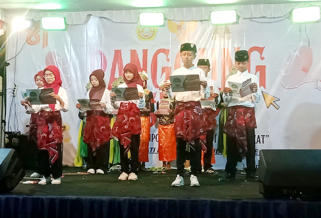 Siswa siswi dengan penampilan pembukanya. 