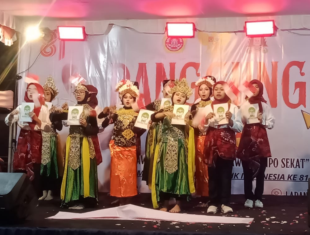Tampak ketika performnya dengan memakai baju adat Nusantara. 