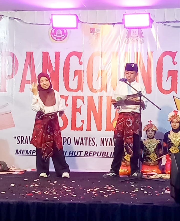 Tampak siswa ketika menampilkan berdongeng dan puisi. 