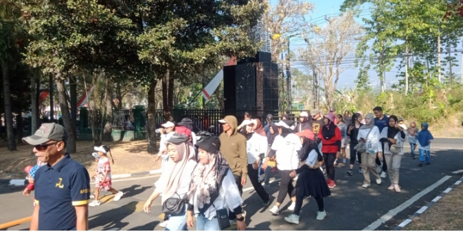 Tampak warga masyarakat serta TNI dengan antusias mengikuti Pendem Run Festival. 