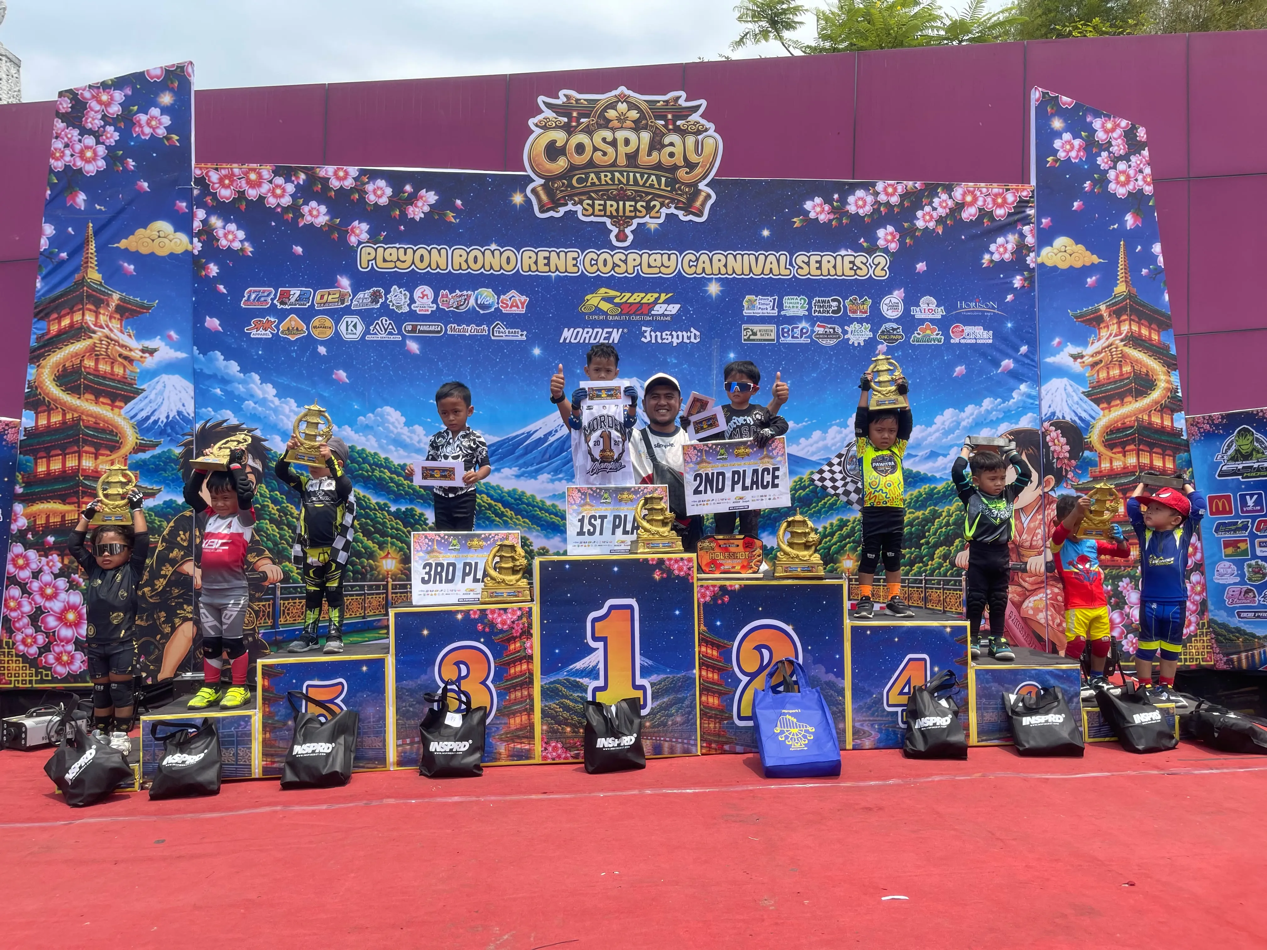 Tampak Ketua panitia bersama para juara juara.