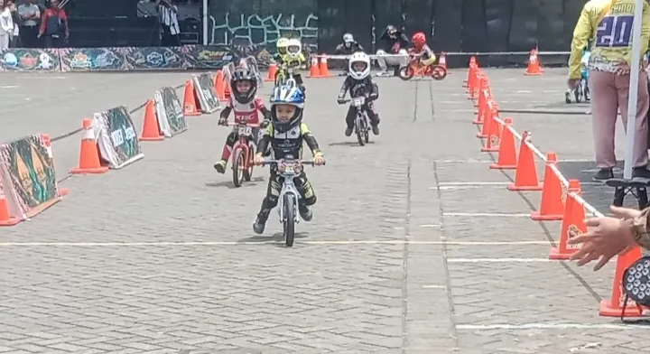 Tampak dengan penuh semangat peserta berlomba mencapai Finish terlebih dahulu.