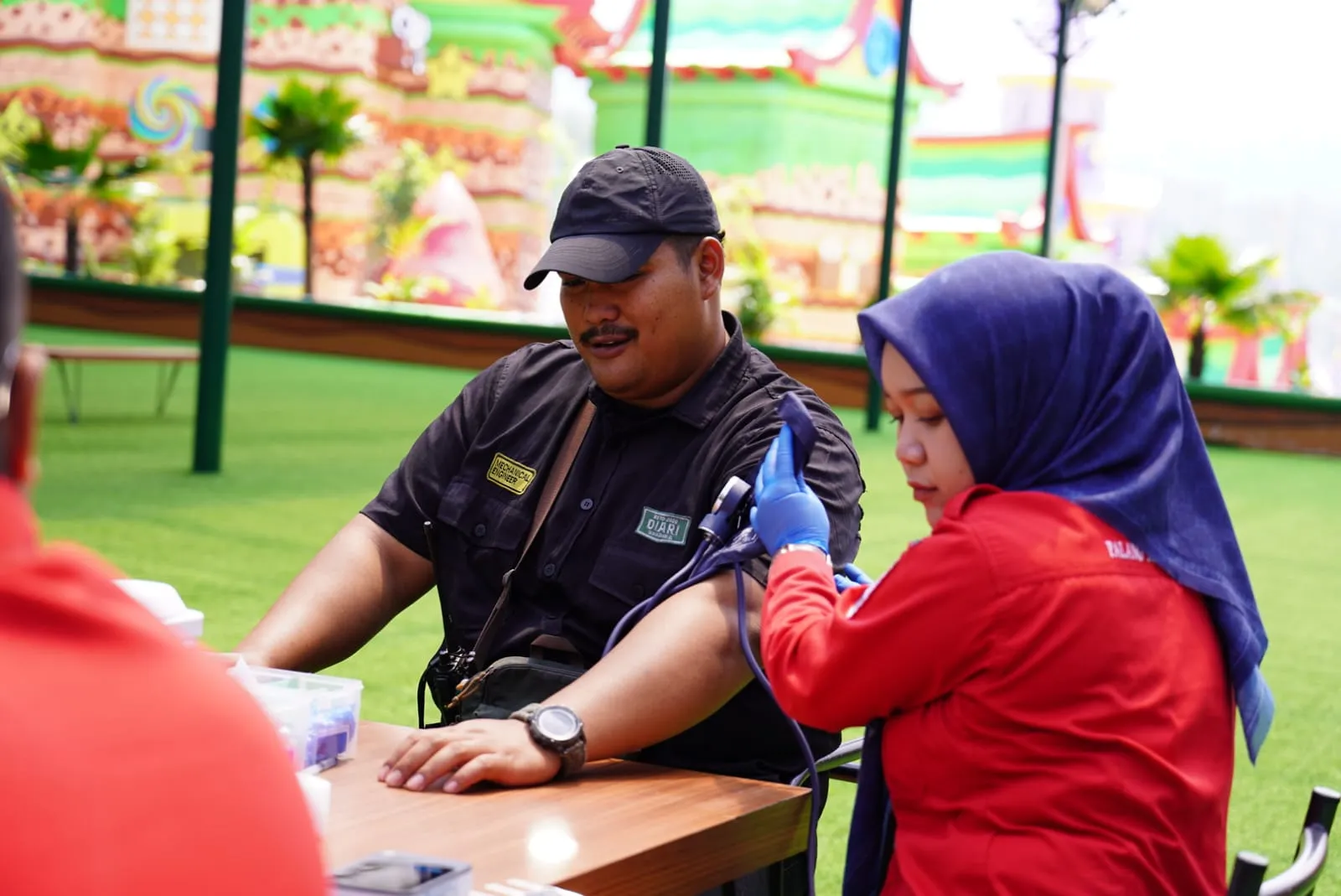 Tampak ketika petugas dari PMI cek kesehatannya sebelum mendonorkan darahnya.
