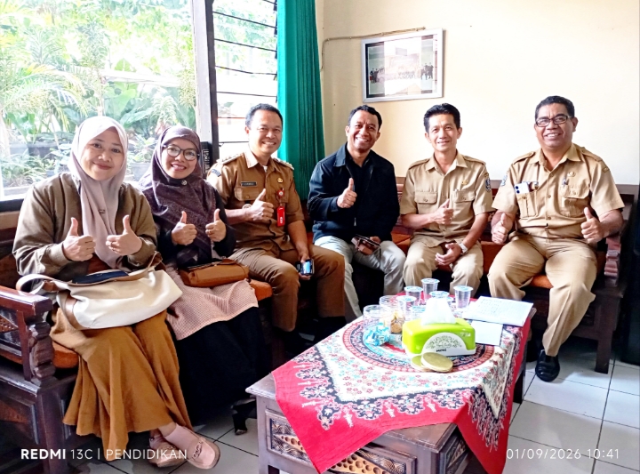 Tampak depan dari sebelah kiri, Bendahara Forbes Koba, Koordinator Forba sekaligus Camat Bumiaji Kota Batu, Ketua Panitia, Waka Kesiswaan, dan Guru, ketika berada di ruang Wakil Kepala Sekolah.