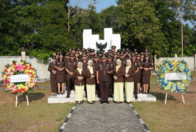 Tampak Kepala Kejaksaan Negeri Natuna berserta seluruh staff dan seluruh IAD ketika di TMP.