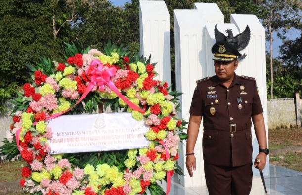 Tampak Kepala Kejaksaan Negeri Natuna berada di TMP seusai kegiatan tabur bunga.
