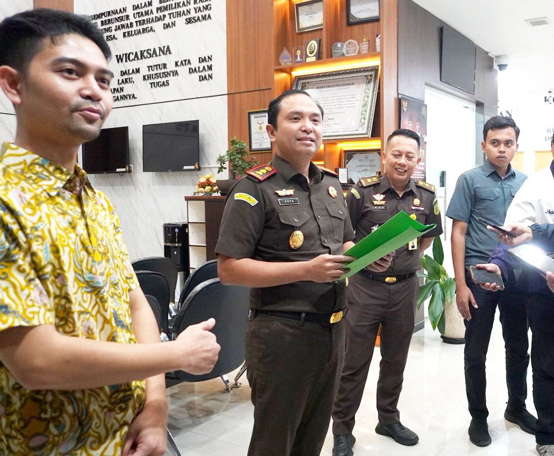 Tampak ditengah Kepala Kejaksaan Negeri Batu ketika konferensi pers. 