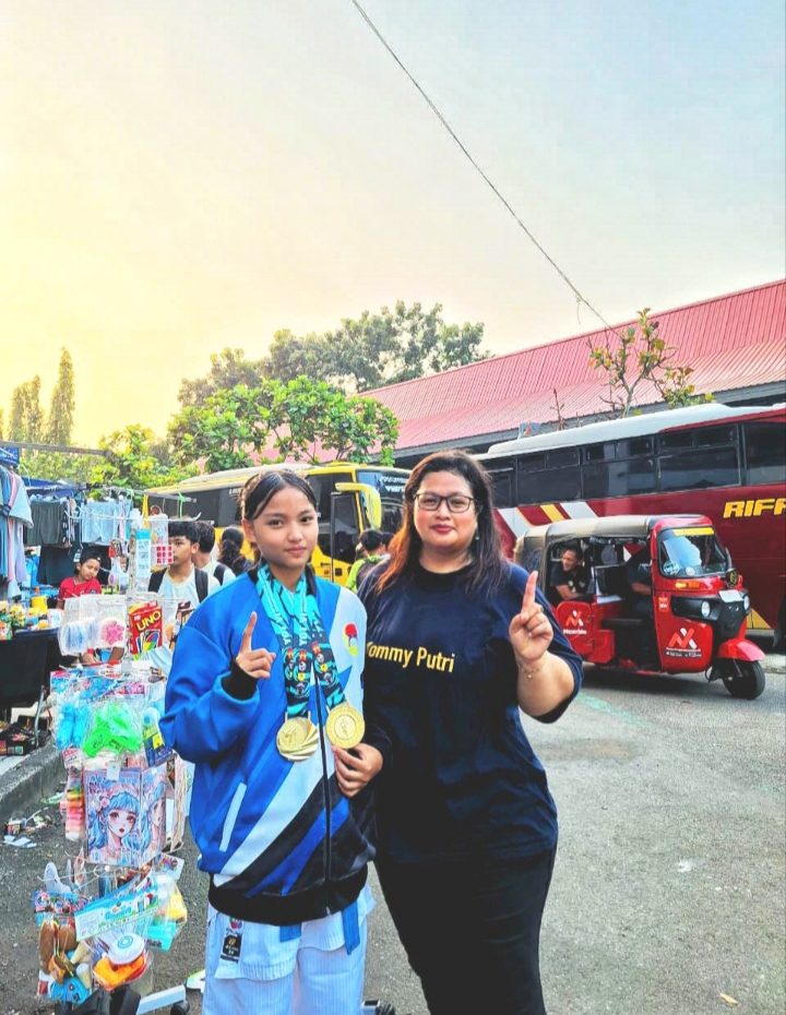Tampak Putri bersama IBundanya ketika sesuai pertandingan. 
