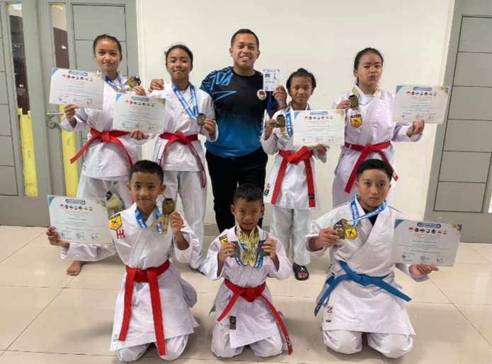Tampak Muhammad Azis ketika bersama para Atlit nya. 