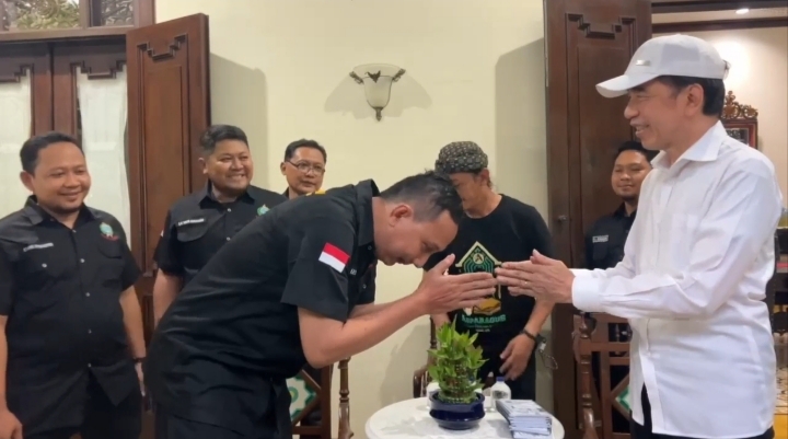 Tampak KRT Kusnan Marzuki Budoyo Nagoro memberikan salam hormat, di ikuti oleh anggotanya yang lainya kepada Joko Widodo. 