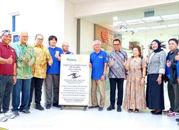 Tampak Wali Kota Batu, Anggota DPRD Provinsi Jawa Timur, beserta perwakilan Rotary dan IshK Tolaram.