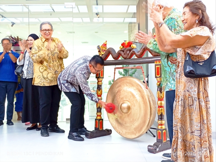 Wali Kota Batu ketika pemukulan gong sebagai tanda resmi di Luncurkanya Global Grant “Gift of Sight”