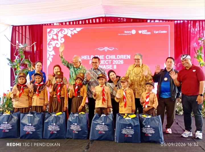 Tampak Wali Kota Batu bersama Owner beserta Rotary dan Direktur bersama sama anak Sekolah Dasar.