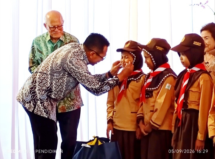 Tampak Wali Kota Batu berkesempatan memberikan apresiasinya kepada anak Sekolah Dasar.