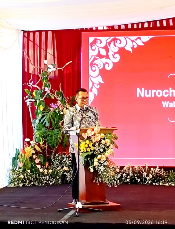 Wali Kota Batu, Nurochman, S. H., M. H ketika memberikan sambutanya di dalam acara Anniversary ke 1 IshK Tolaram.
