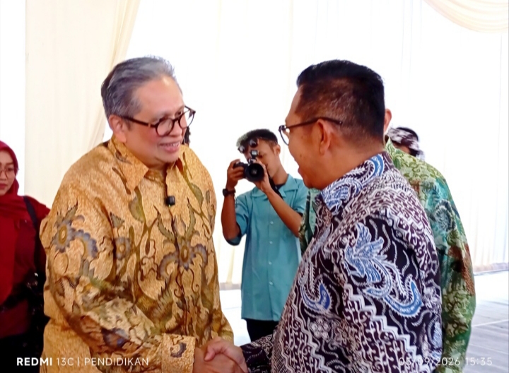 Tampak Board Member IshK Tolaram Foundation, Dr. Shahul Hameed,ketika menyambut kehadiran Wali Kota Batu.