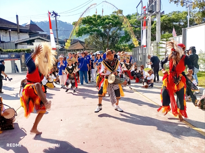 Kesenian adat budaya juga turut serta menyambut kedatangan tamu dari Mancanegara.