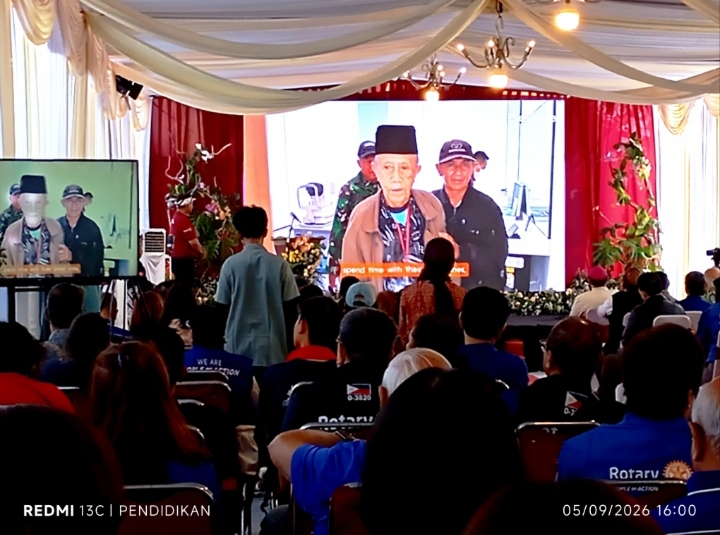 Tampak di perlihatkan vidio perjalanan IshK Tolaram kepada seluruh hadirin.