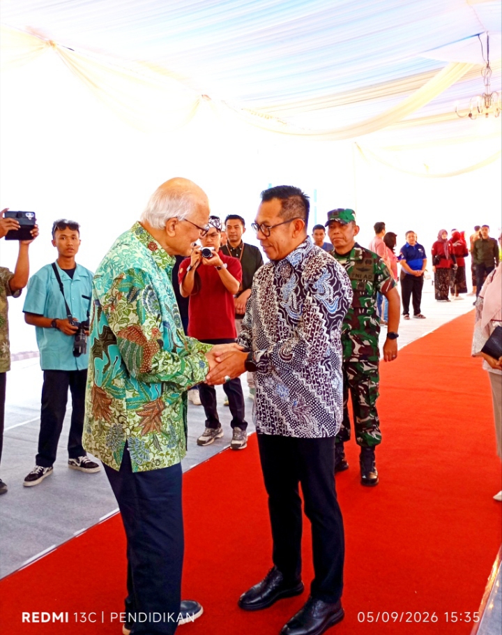 Tampak Owner IshK Tolaram menyambut dengan baik kedatangan Wali Kota Batu.