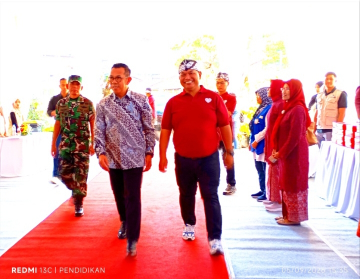 Tampak Wali Kota Batu disambut baik oleh Direktur IshK Tolaram.