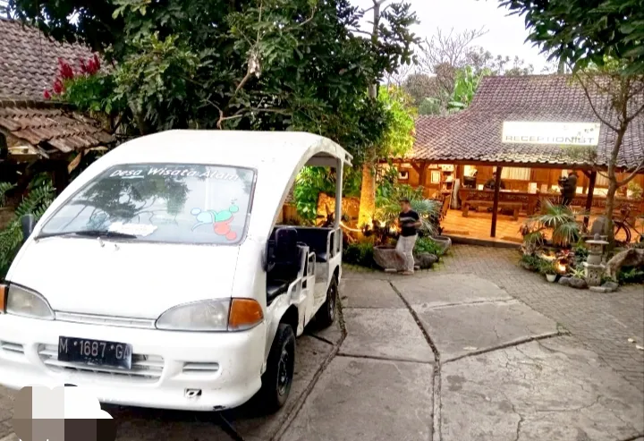 Tampak Shuttle dan area parkir yang luas di Taman Dolan. 