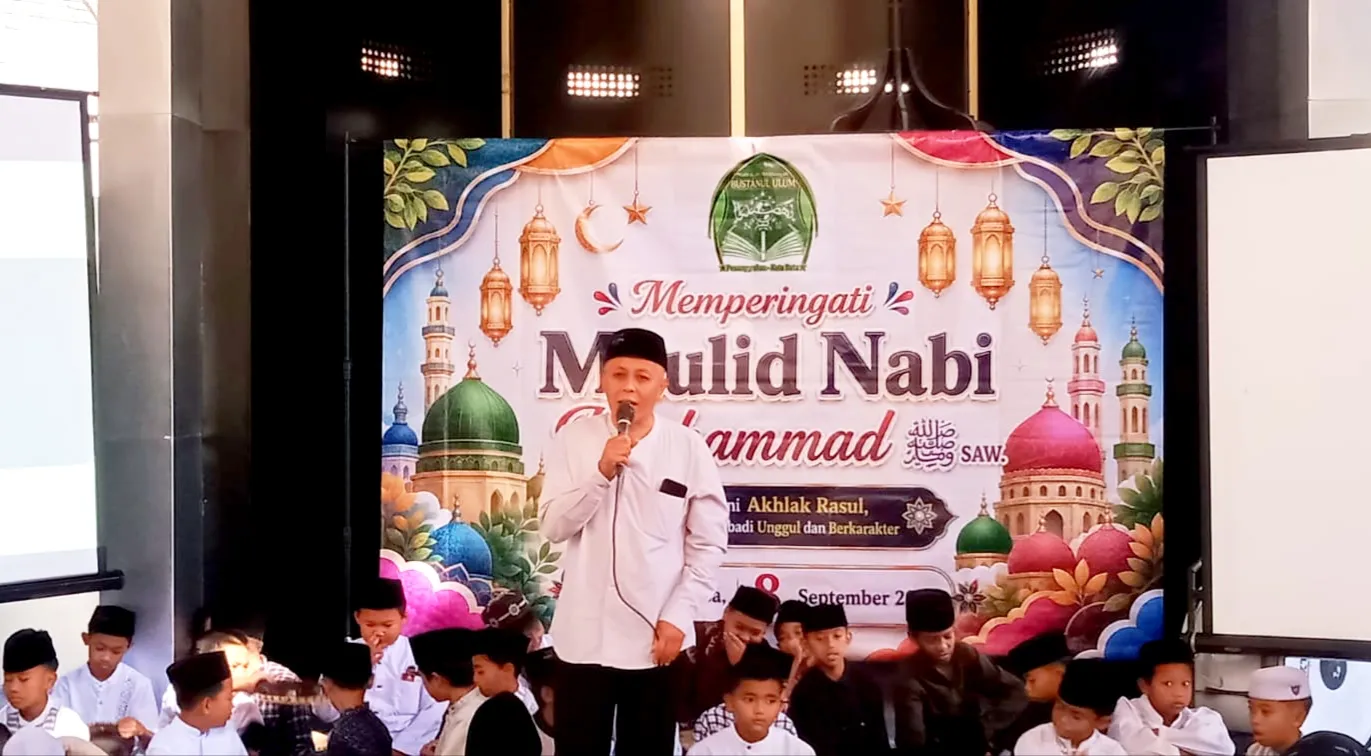 Kepala MI Bustanul Ulum, H. SR. Fauzi S.Pd, ketika memberikan arahan kepada siswa siswi nya dalam sesi pemutaran film yang ditonton bersama sama.