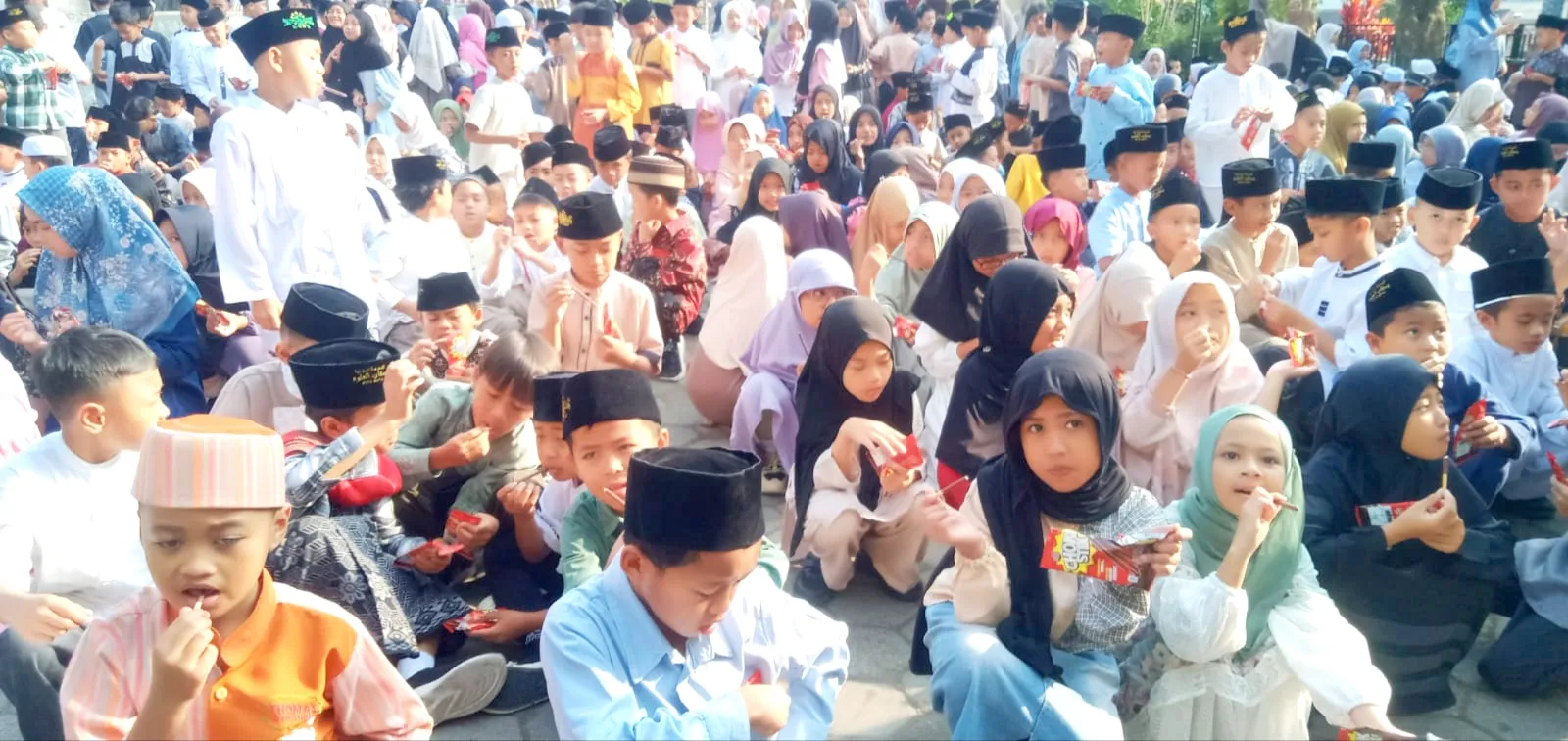 Tampak sangat senang dan gembira ketika menikmati Coki Coki sambil mendengarkan ceramah keagamaan.