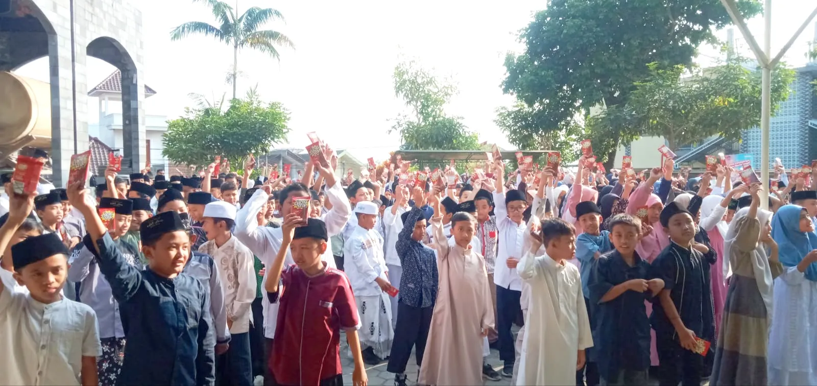 Tampak ratusan siswa siswi dengan penuh suka ria mengikuti rangkaian peringatan Maulid Nabi Muhammad SAW.