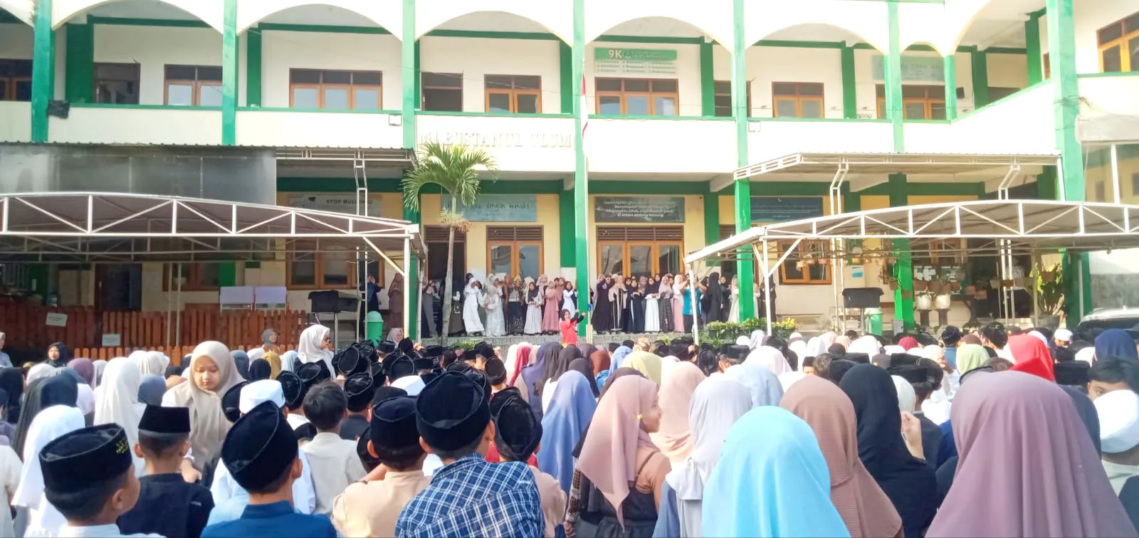 Tampak antusias kepala sekolah beserta seluruh dewan guru bersama sama para siswa siswi MI Bustanul Ulum ketika memperingati Maulid Nabi Muhammad SAW.