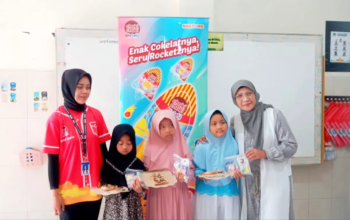 Tampak depan sebelah kanan, Wakil Kepala Madrasah Bidang Kesiswaan MI Bustanul Ulum, Iin Khusaini Fatimah, S.Pd, siswi MI, dan petugas dari Coki Coki.