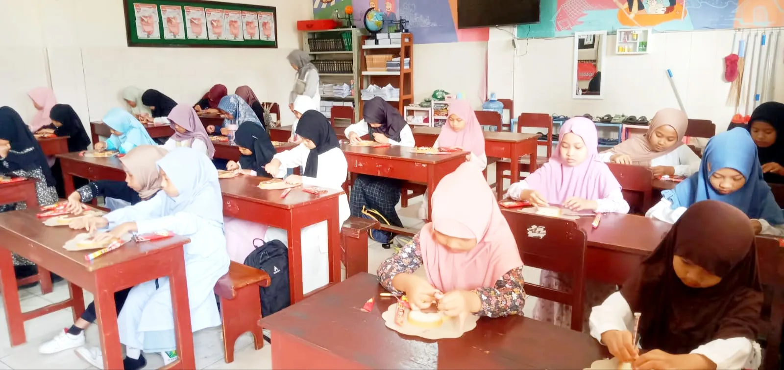 Serangkaian kegiatan peringatan Maulid yaitu disisi dengan menghias roti dengan coki-coki.
