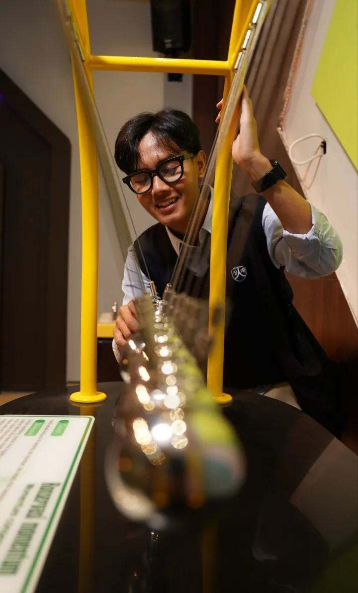 Tampak seseorang ketika diarea dengan alat musiknya. 