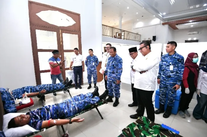 Tampak anggota TNI ketika melaksanakan Donor darahnya untuk kemanusiaan. 