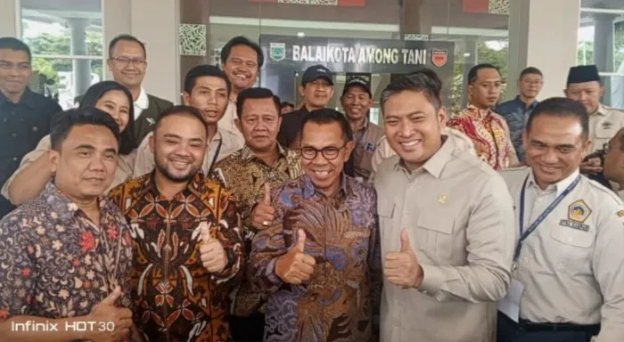Tampak di tengah yaitu Wali Kota Batu, Wakil Wali Kota Batu, dan Kepala BGN ketika bersama sama.