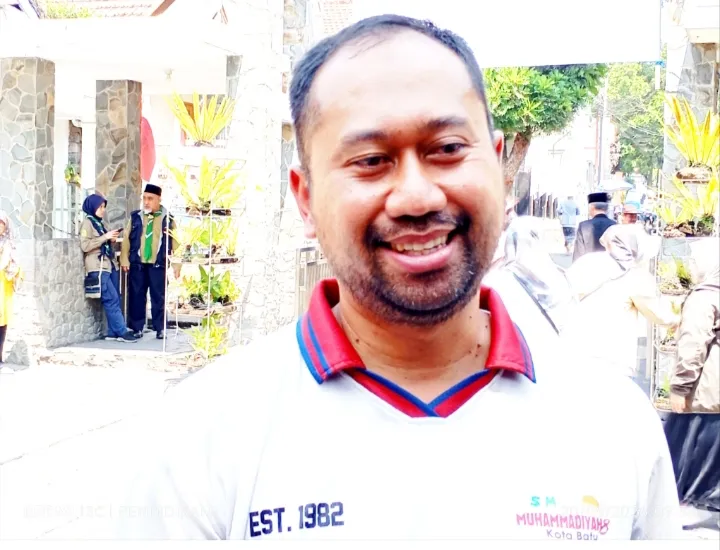 Kepala SMP Muhammadiyah 8 Kota Batu, Windra Rizkiyana, S.Pd., M.Pd., ketika menjelaskan ke awak media. 