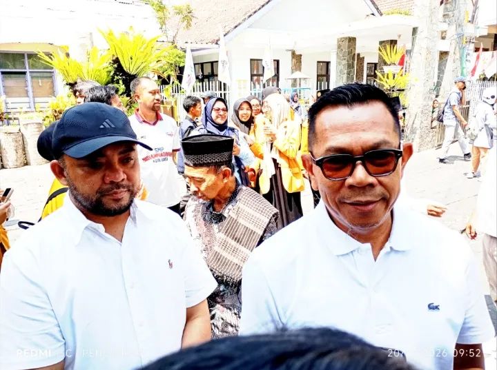 Wali Kota Batu didampingi oleh Wakil Wali Kota Batu, ketika berikan keteranganya ke awak media. 