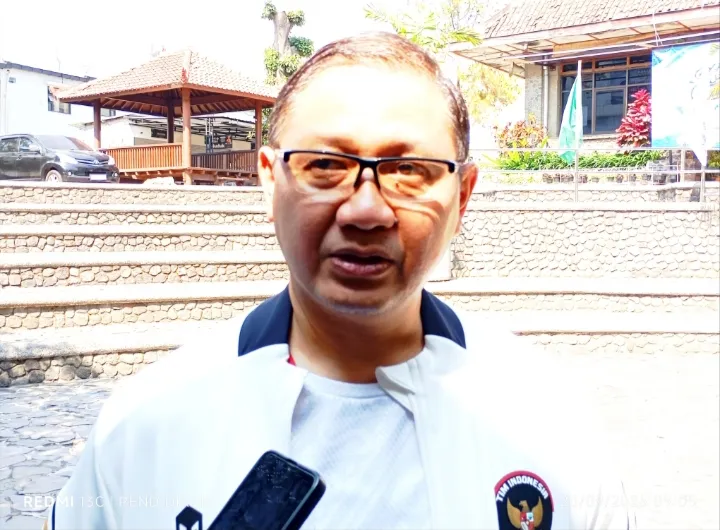 Kepala Dinas Pendidikan Provinsi Jawa Timur Dr. Aries Agung Paewai, S.STP., M.M., ketika memberikan keterangan ke awak media. 