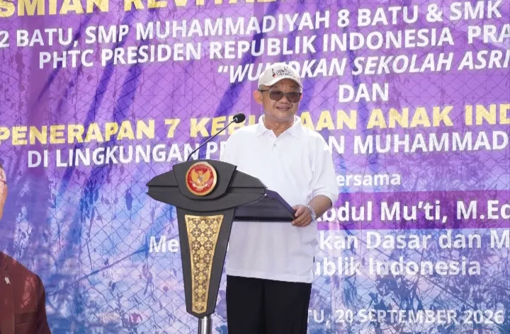 Men dikdasmen ketika memberikan sambutan sambutanya. 