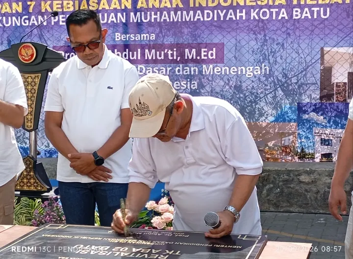 Tampak ketika Mendikdasmen prosesi penandatanganan yang di saksikan oleh Wali Kota Batu. 