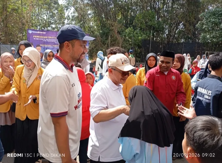 Tampak Mendikdasmen ketika seusai melaksanakan peninjauan. 