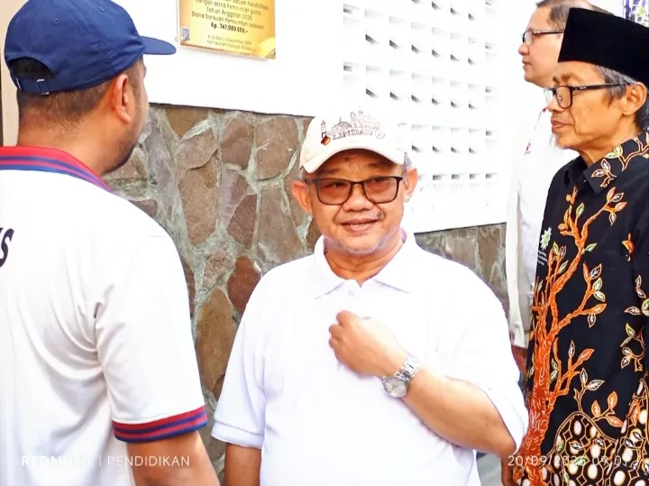 Mendikdasmen ketika melakukan peninjauan. 