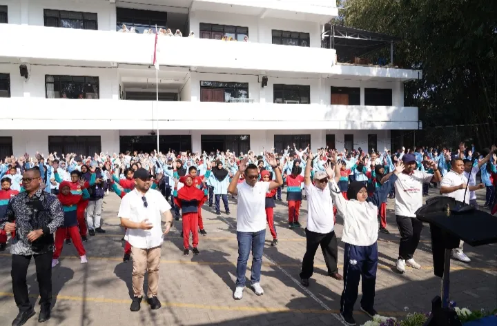 Tampak Mendikdasmen serta Wali Kota dan Wakil Wali Kota Batu, melakukan senam bersama sama. 