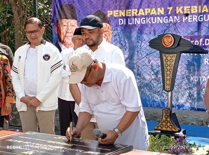 Tampak ketika prosesi penandatanganan oleh Mendikdasmen. 