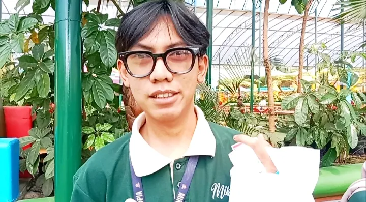 Dewa Duwi Mandala Putra, karyawan bagian Food and Beverage (F&B) Mikutopia, ketika menunjukan yang didapatkan seusai donor darahnya.